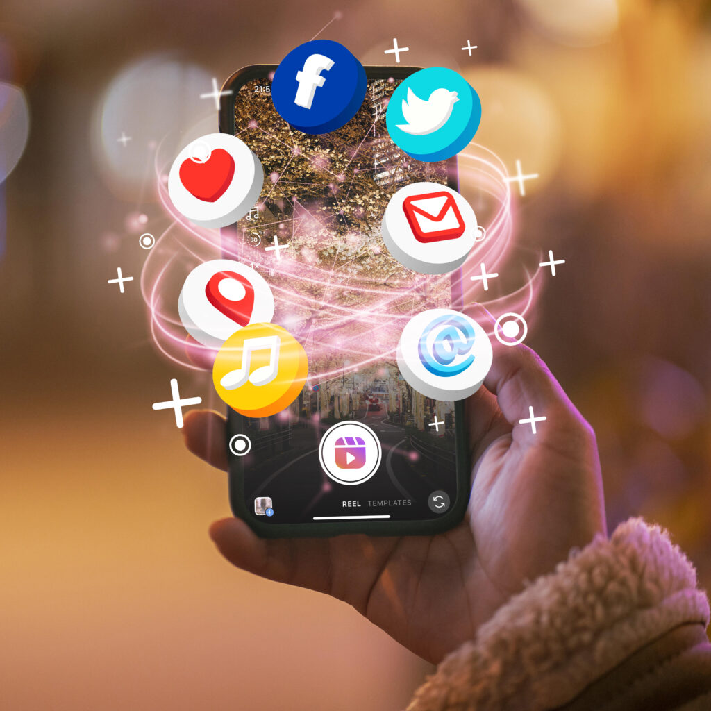 main-tenant-concept-medias-sociaux-smartphone